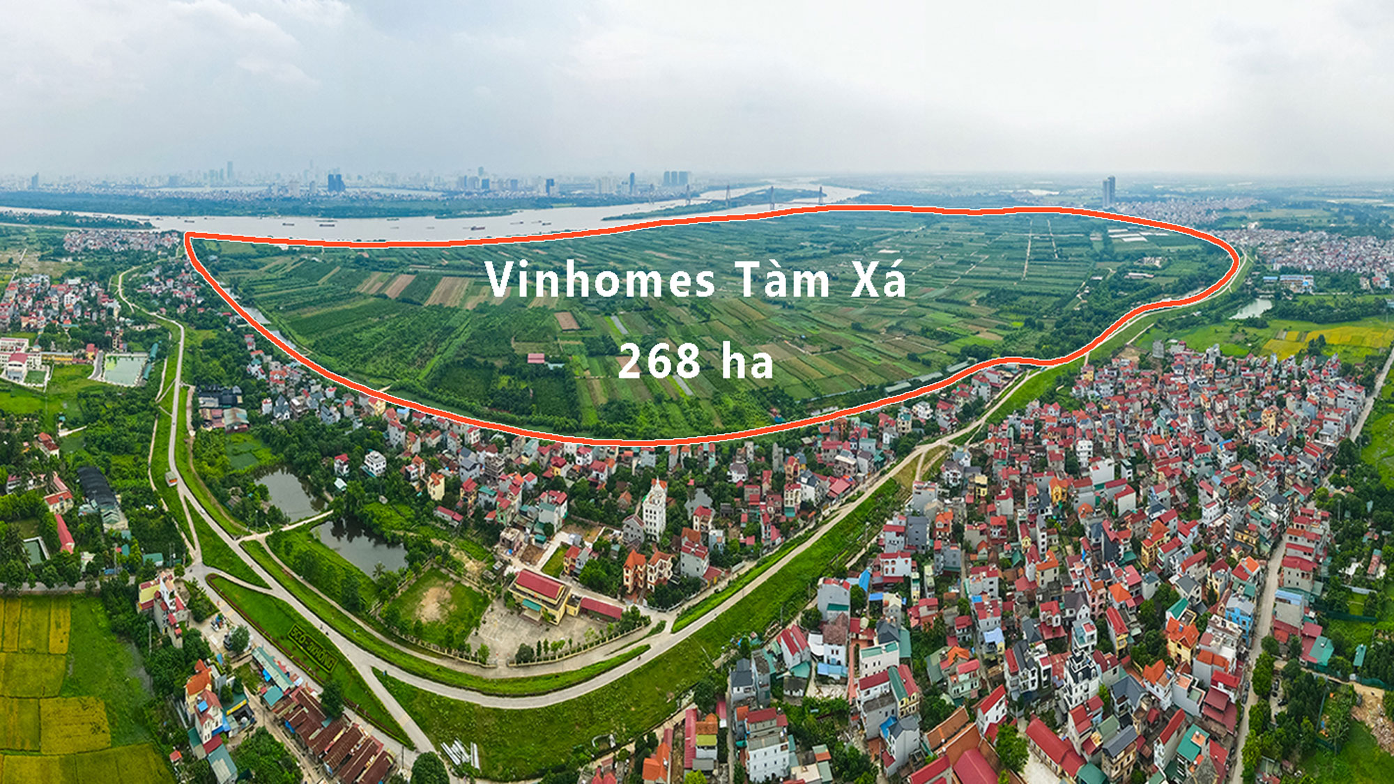 Hình ảnh flycam vị trí quy hoạch dự án Vinhomes Tàm Xá, xã Tàm Xá, Đông Anh, Hà Nội với quy mô 268 ha, có đường ranh giới màu đỏ, ven sông Hồng và khu dân cư hiện hữu.
